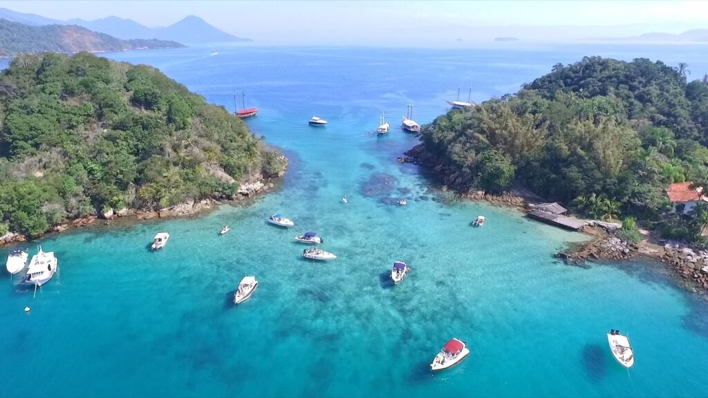 Passeio de lancha em Angra dos Reis: vale a pena? Veja preços, roteiros e dicas